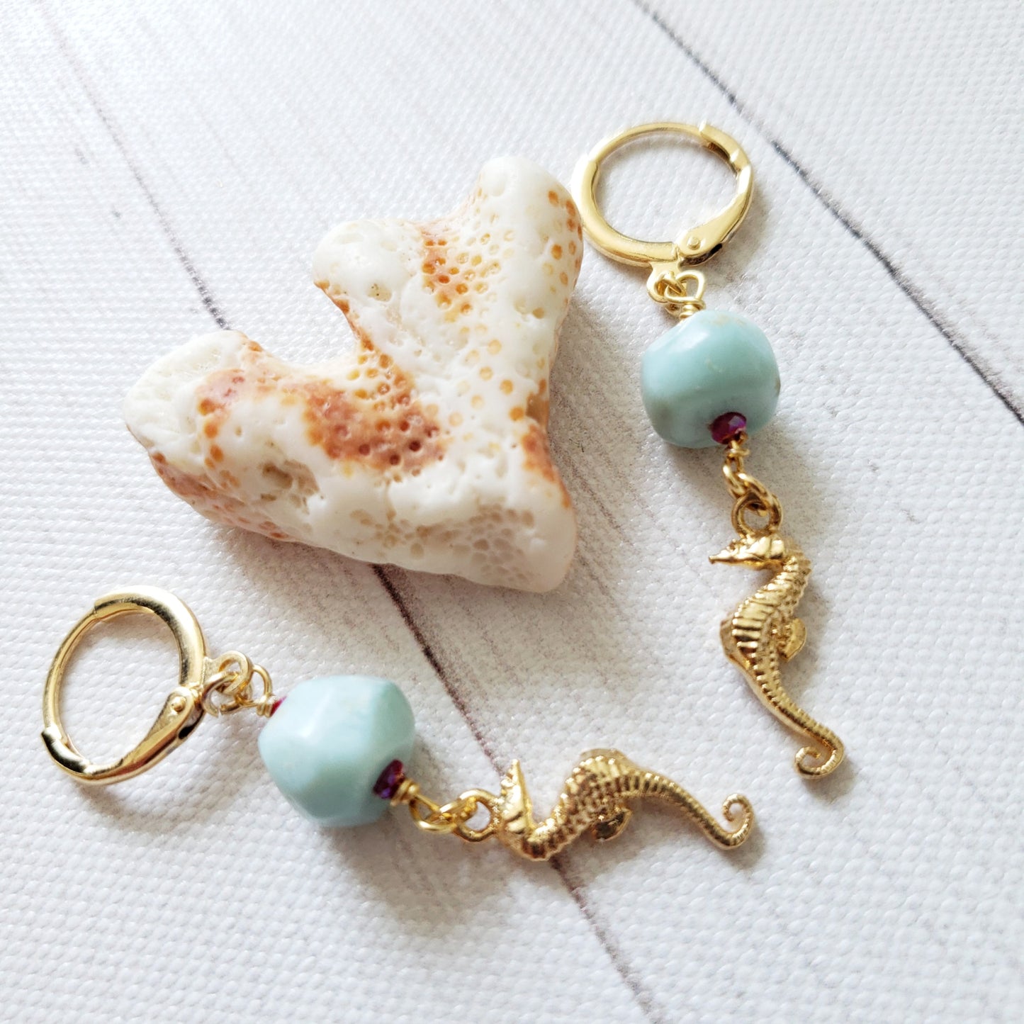 Aretes de caballito de mar y larimar