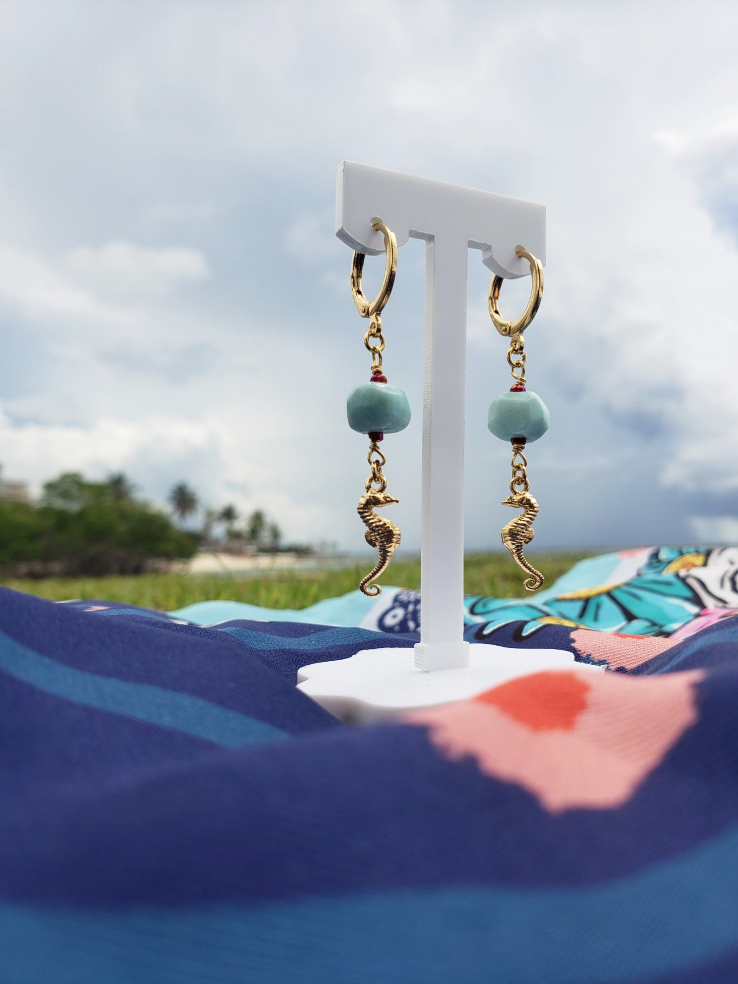 Aretes de caballito de mar y larimar
