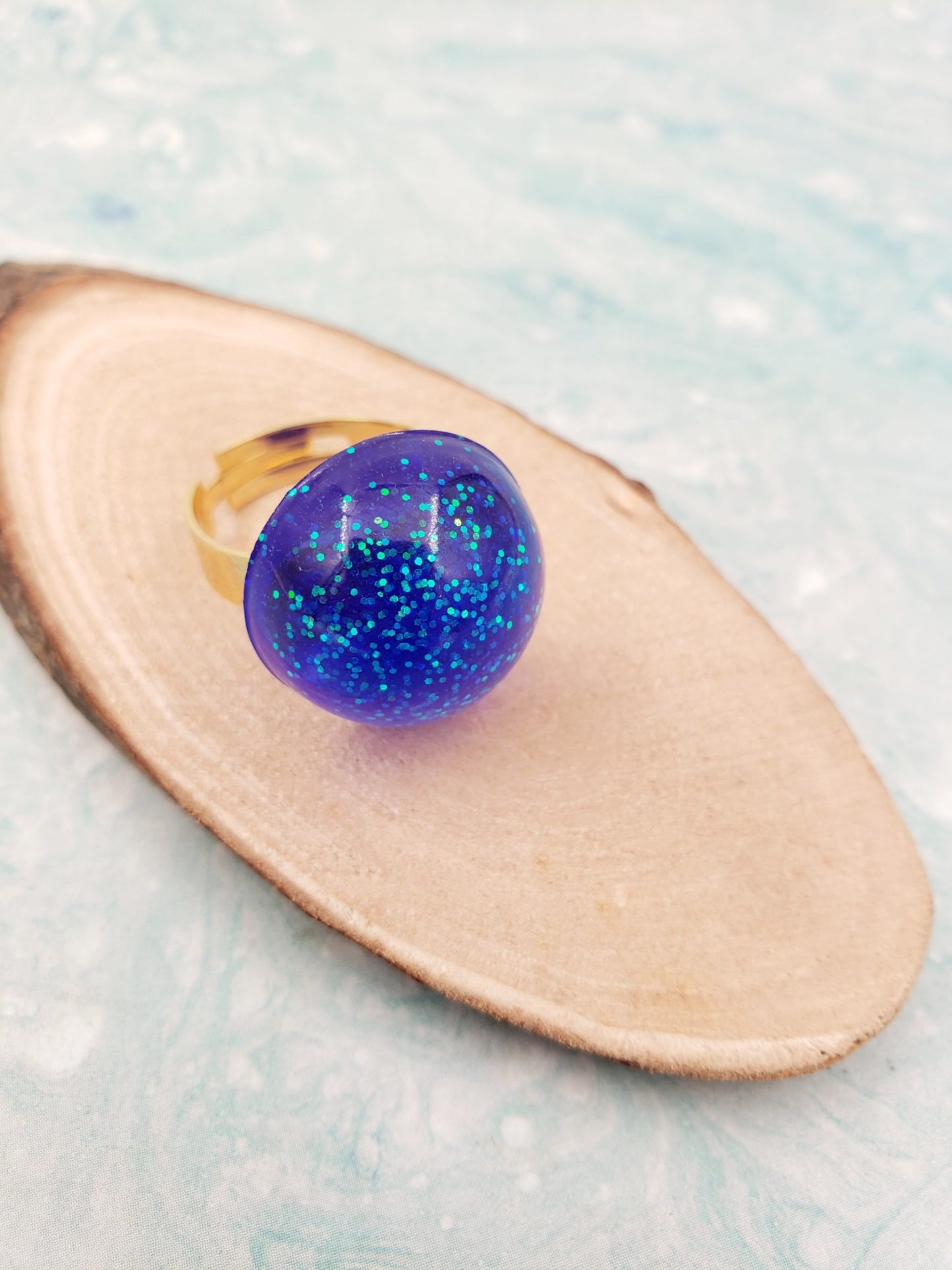 Anillo de resina azul con brillo