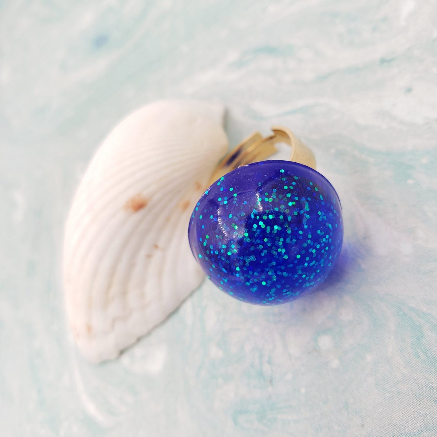 Anillo de resina azul con brillo