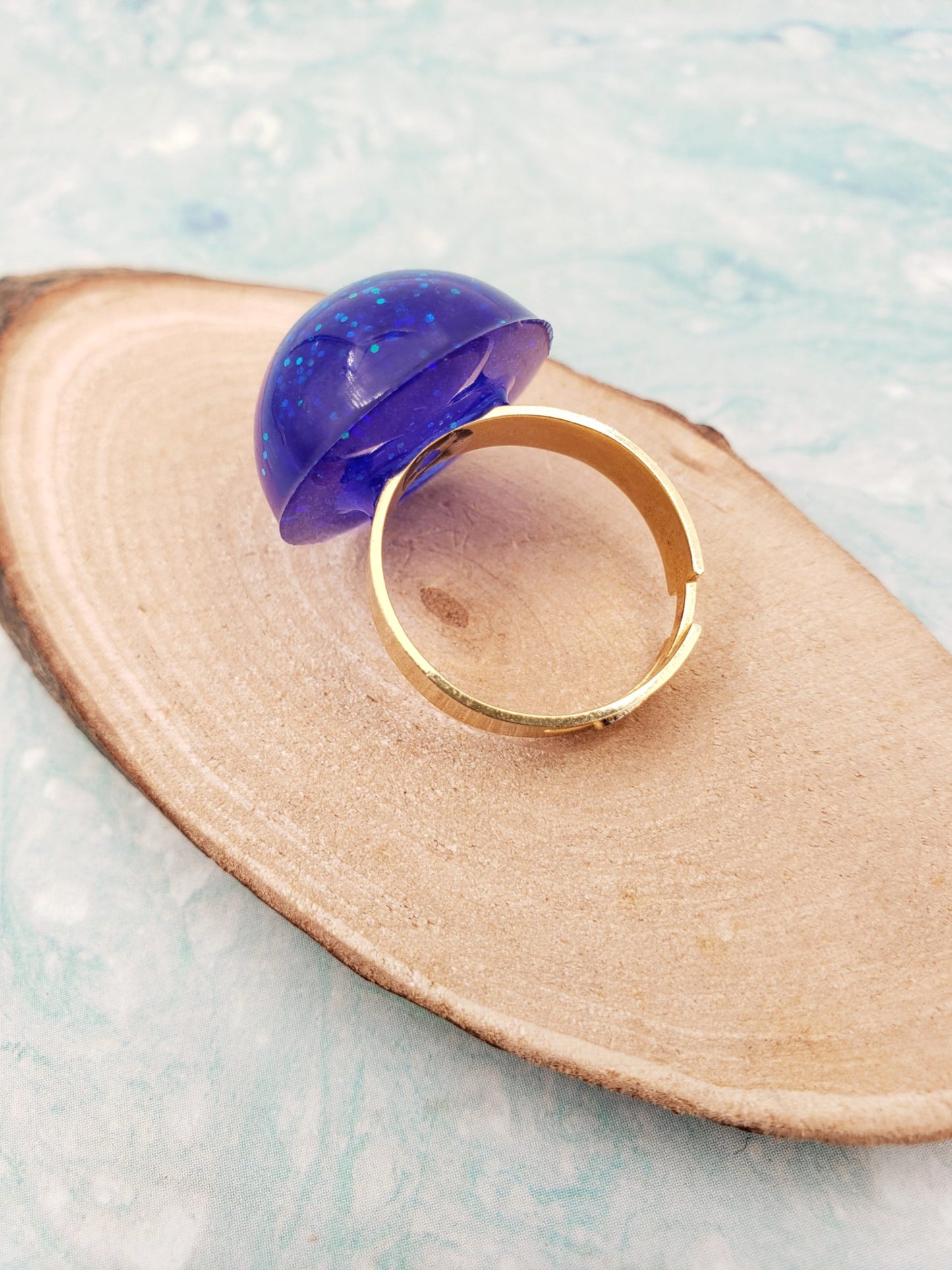 Anillo de resina azul con brillo