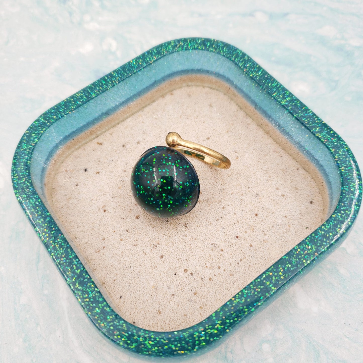 Anillo de resina turquesa con brillo