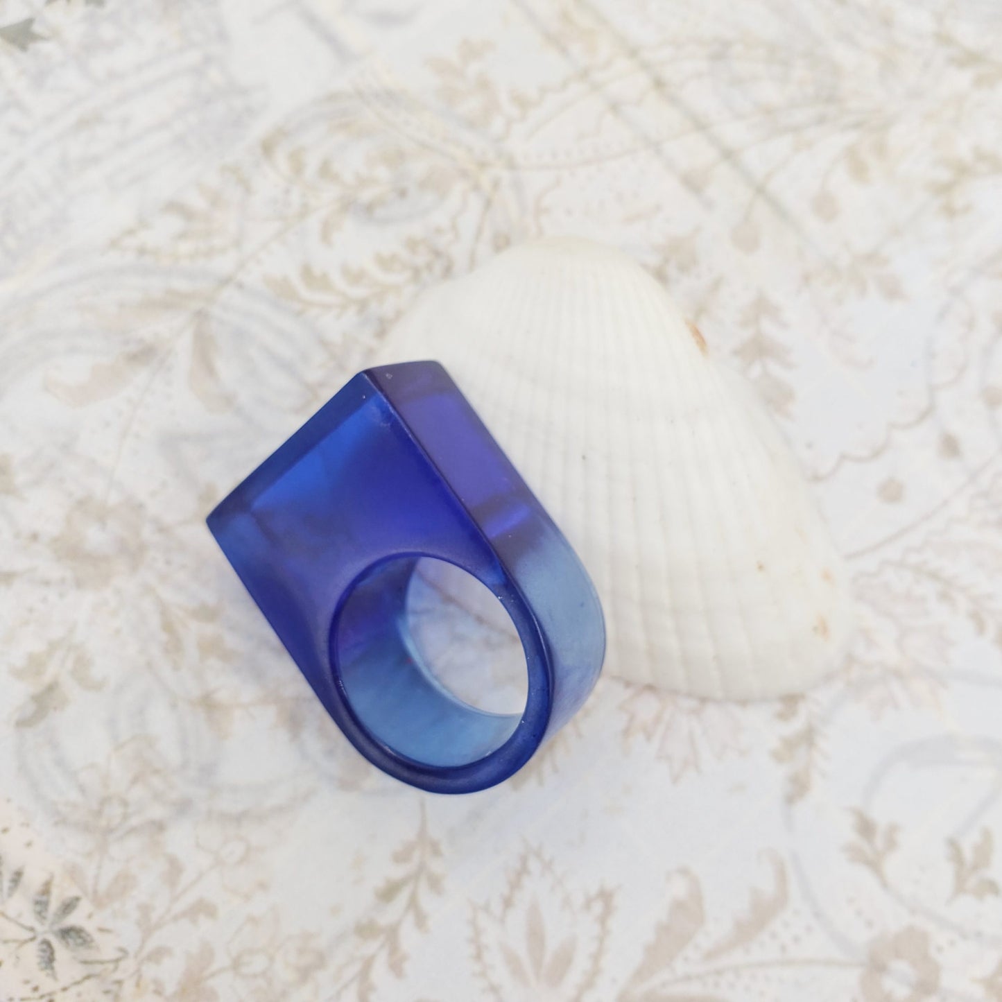 Anillo de resina azul transparente