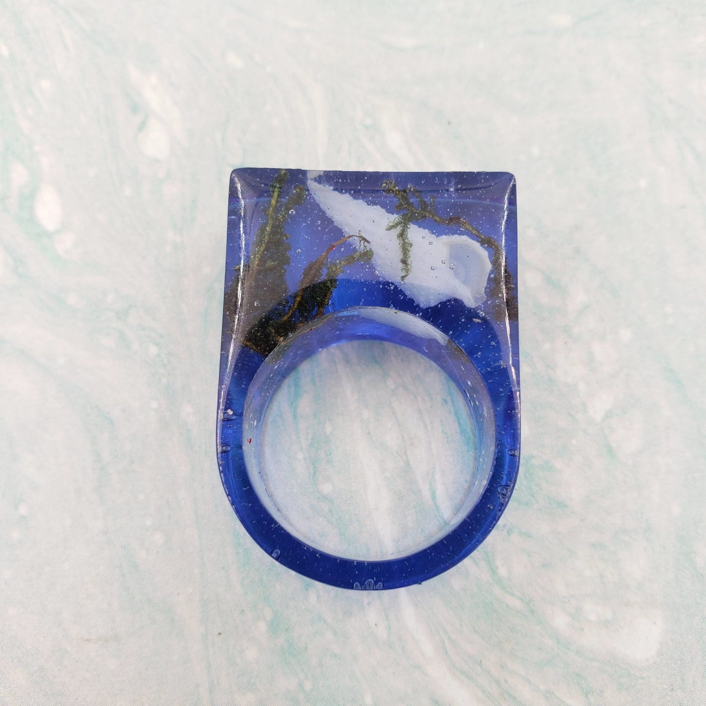 Anillo con caracol en resina