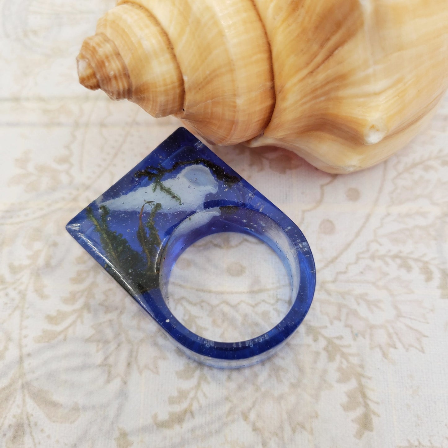 Anillo con caracol en resina