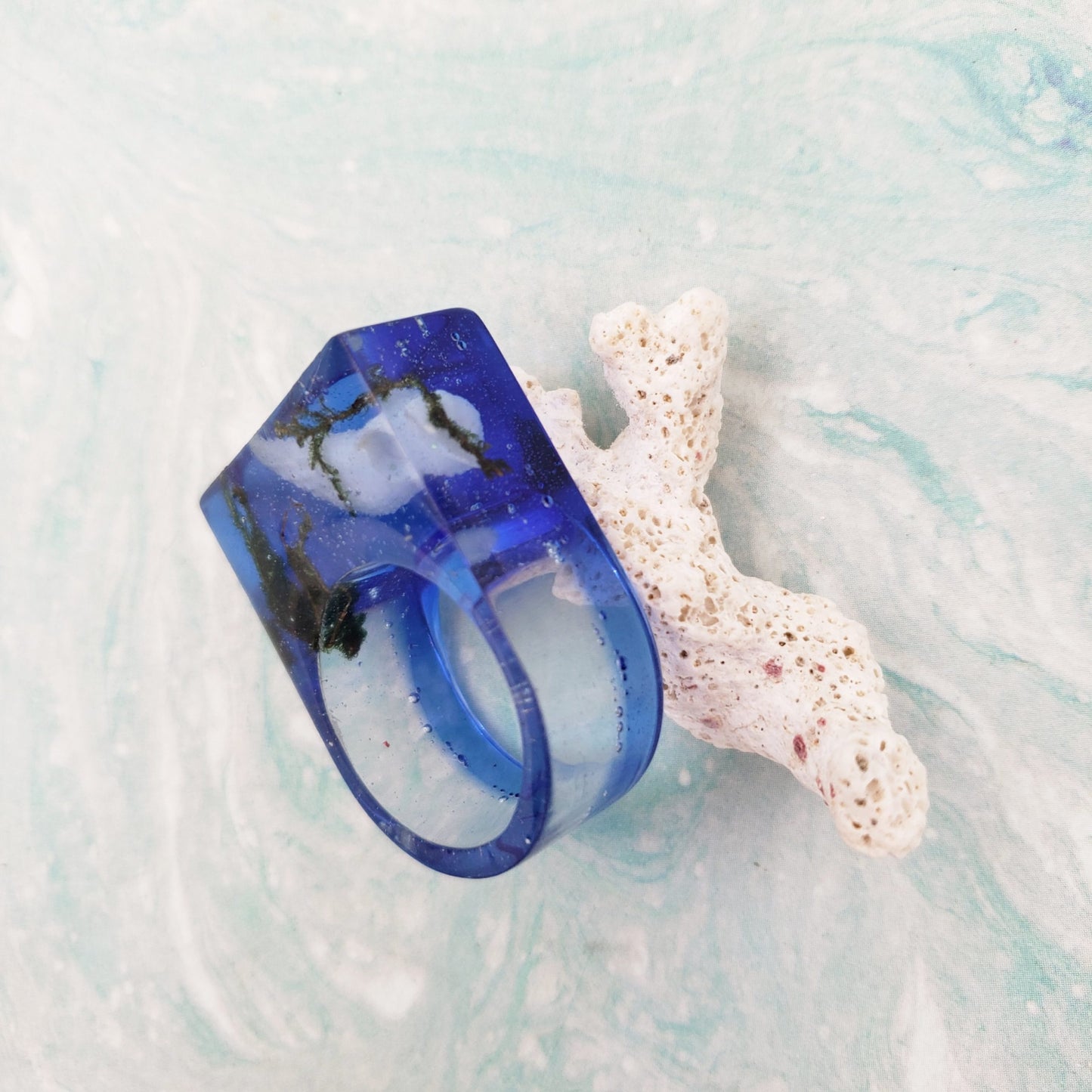 Anillo con caracol en resina