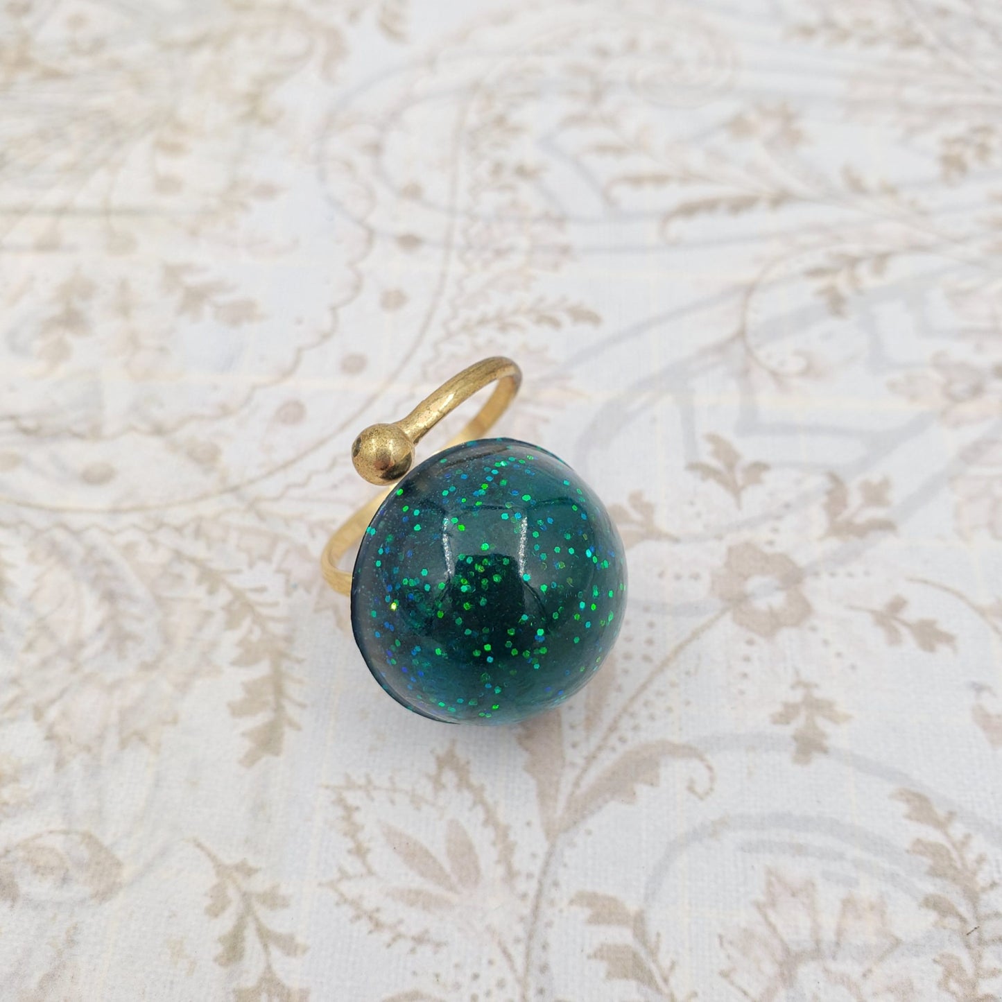 Anillo de resina turquesa con brillo