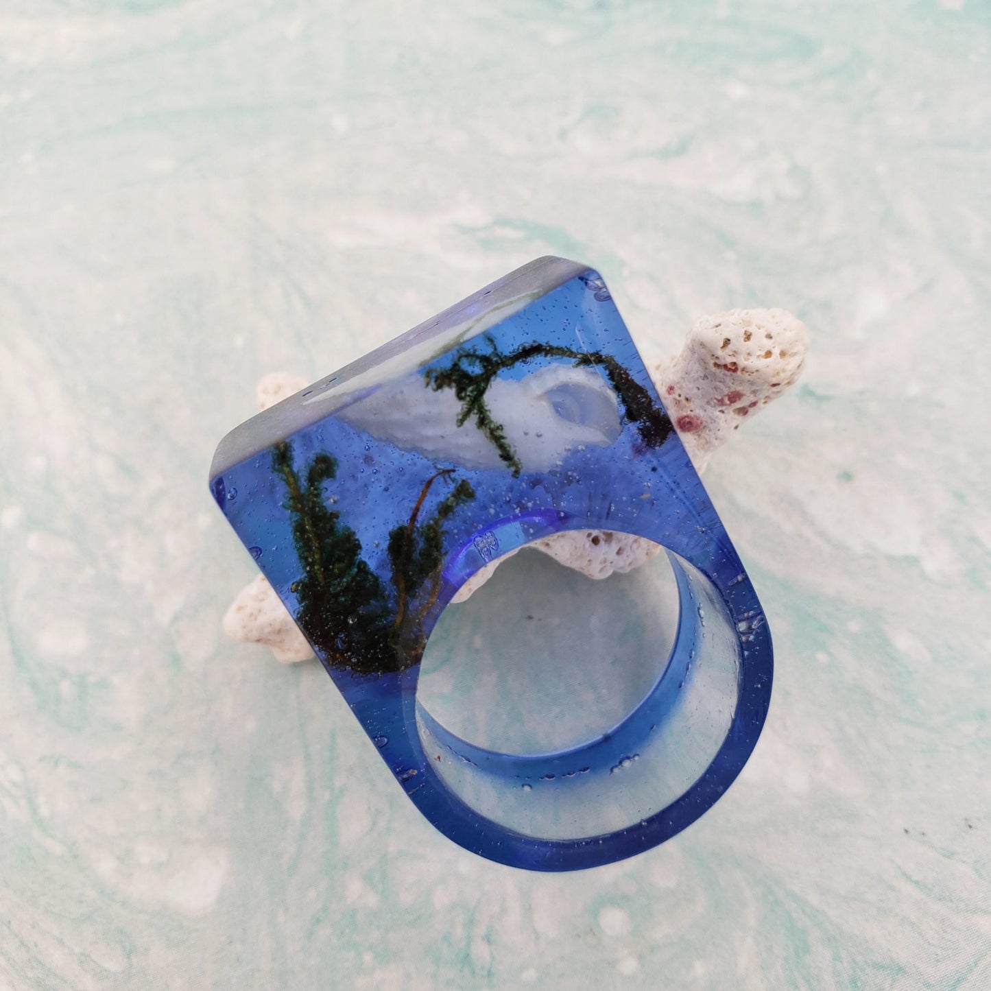Anillo con caracol en resina