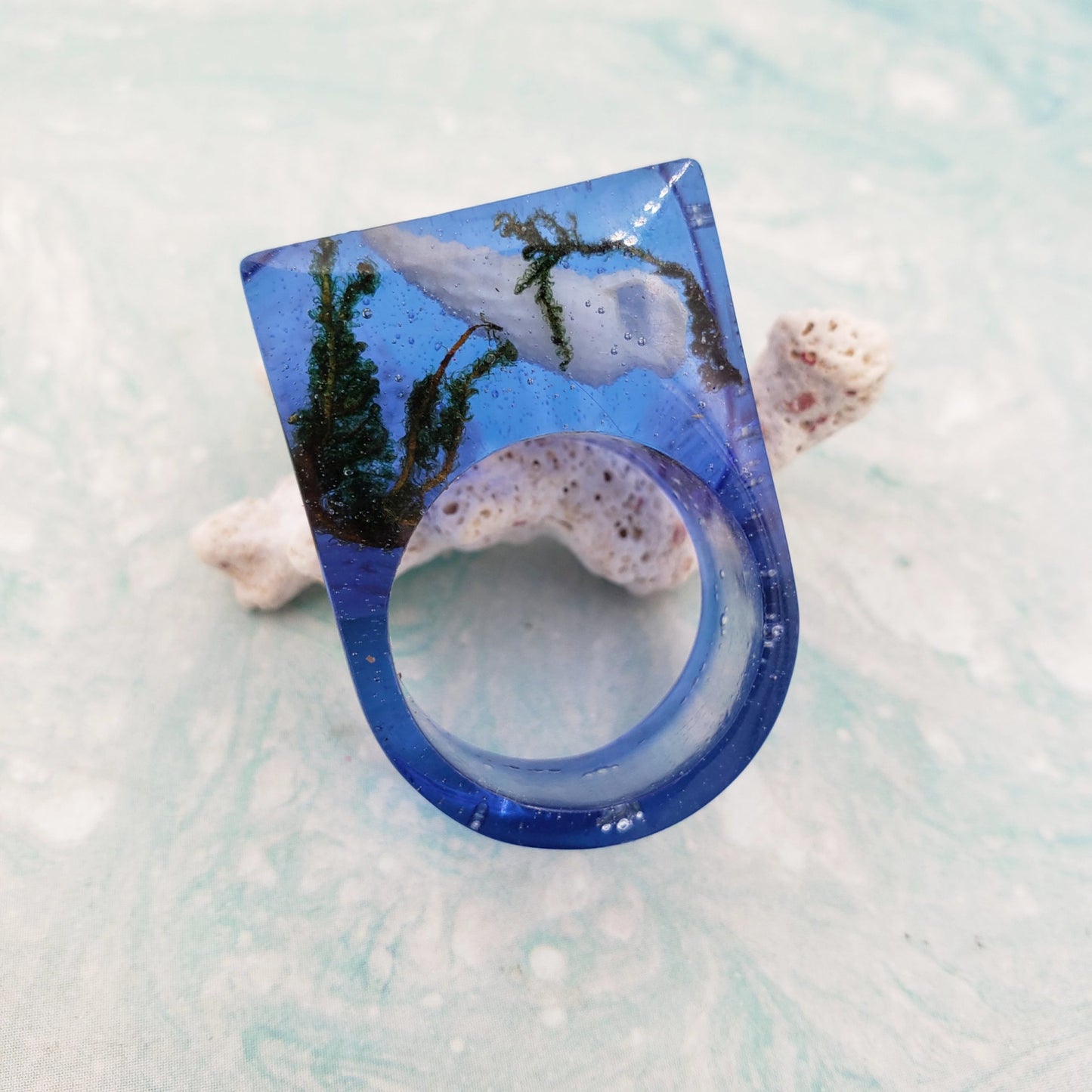 Anillo con caracol en resina