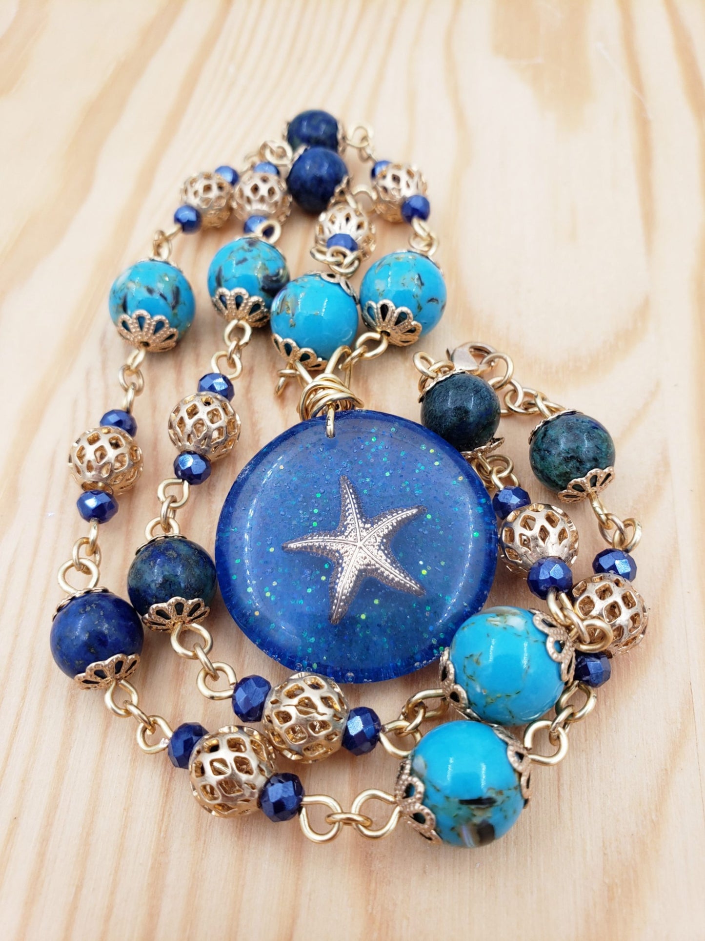 Collar con estrella de goldfilled encapsulada en resina