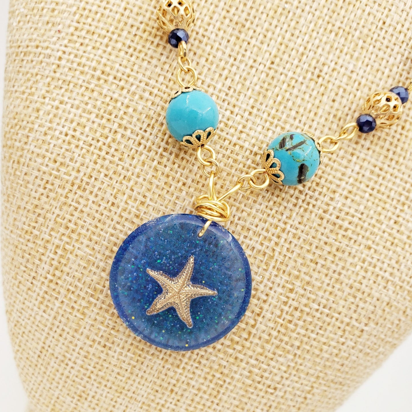 Collar con estrella de goldfilled encapsulada en resina