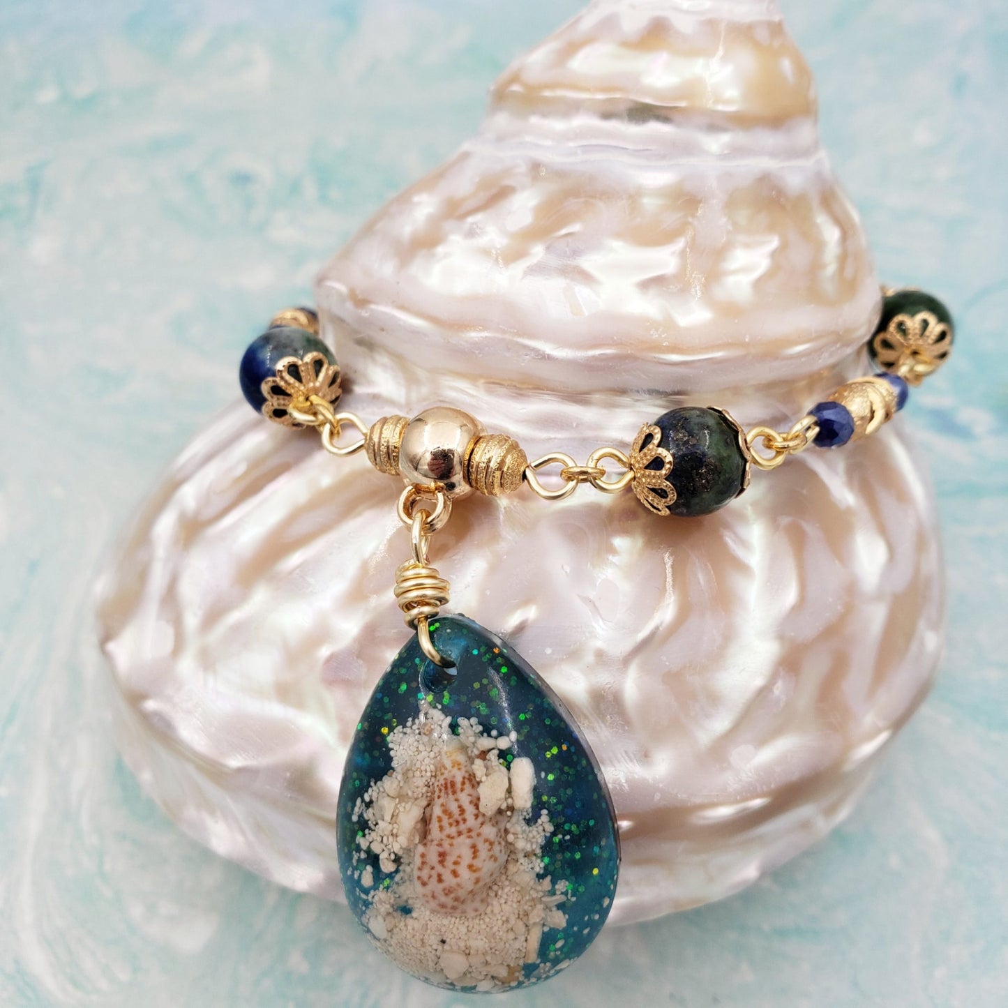 Pulsera caracol en la playa