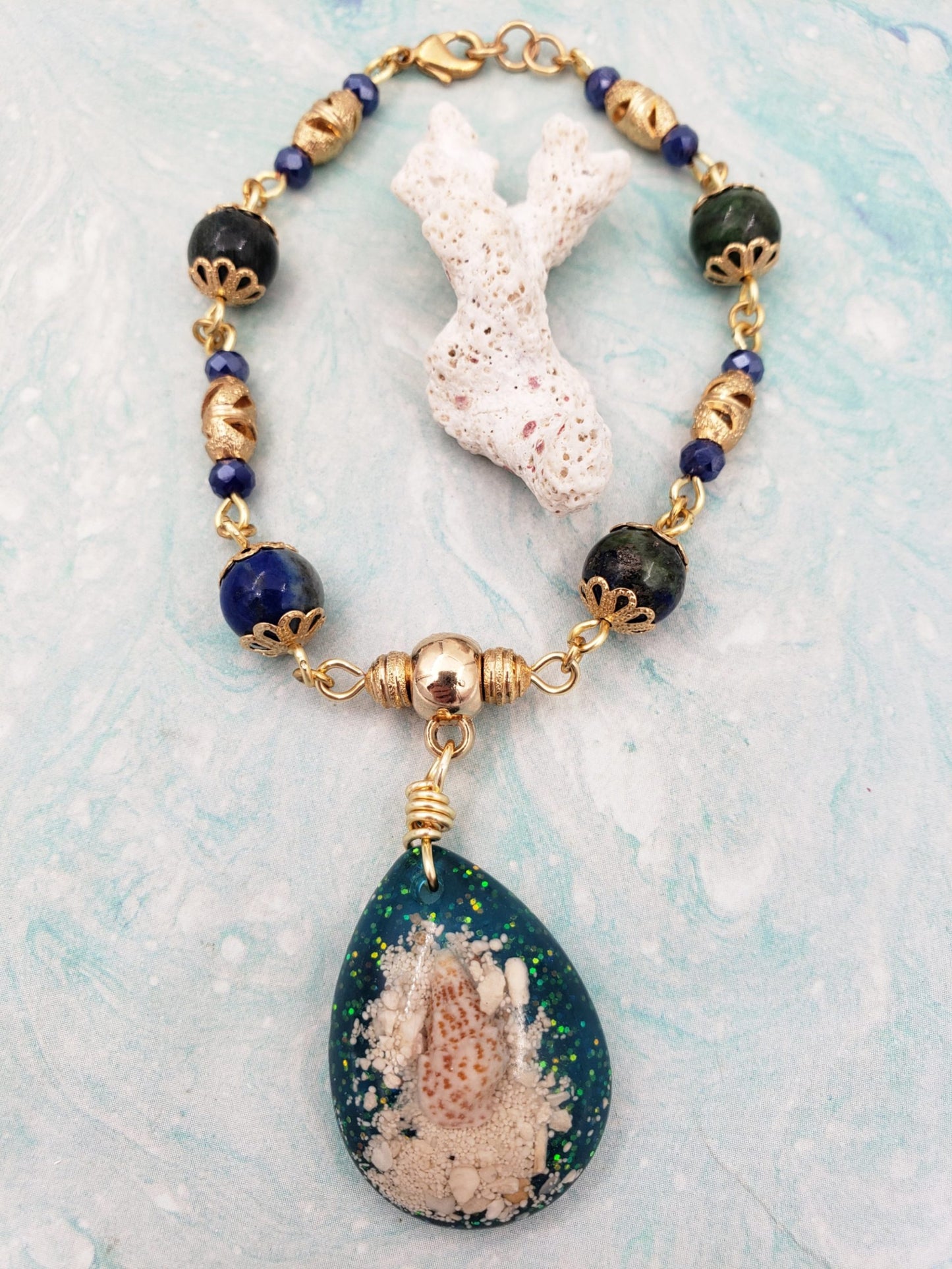 Pulsera caracol en la playa