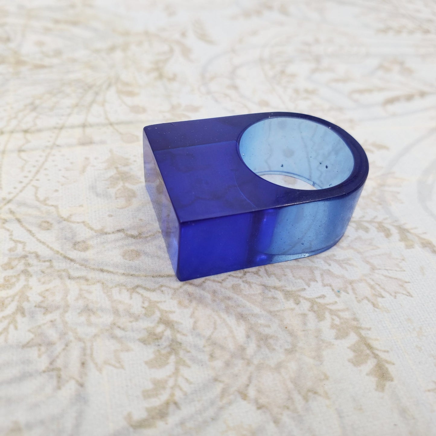 Anillo de resina azul transparente