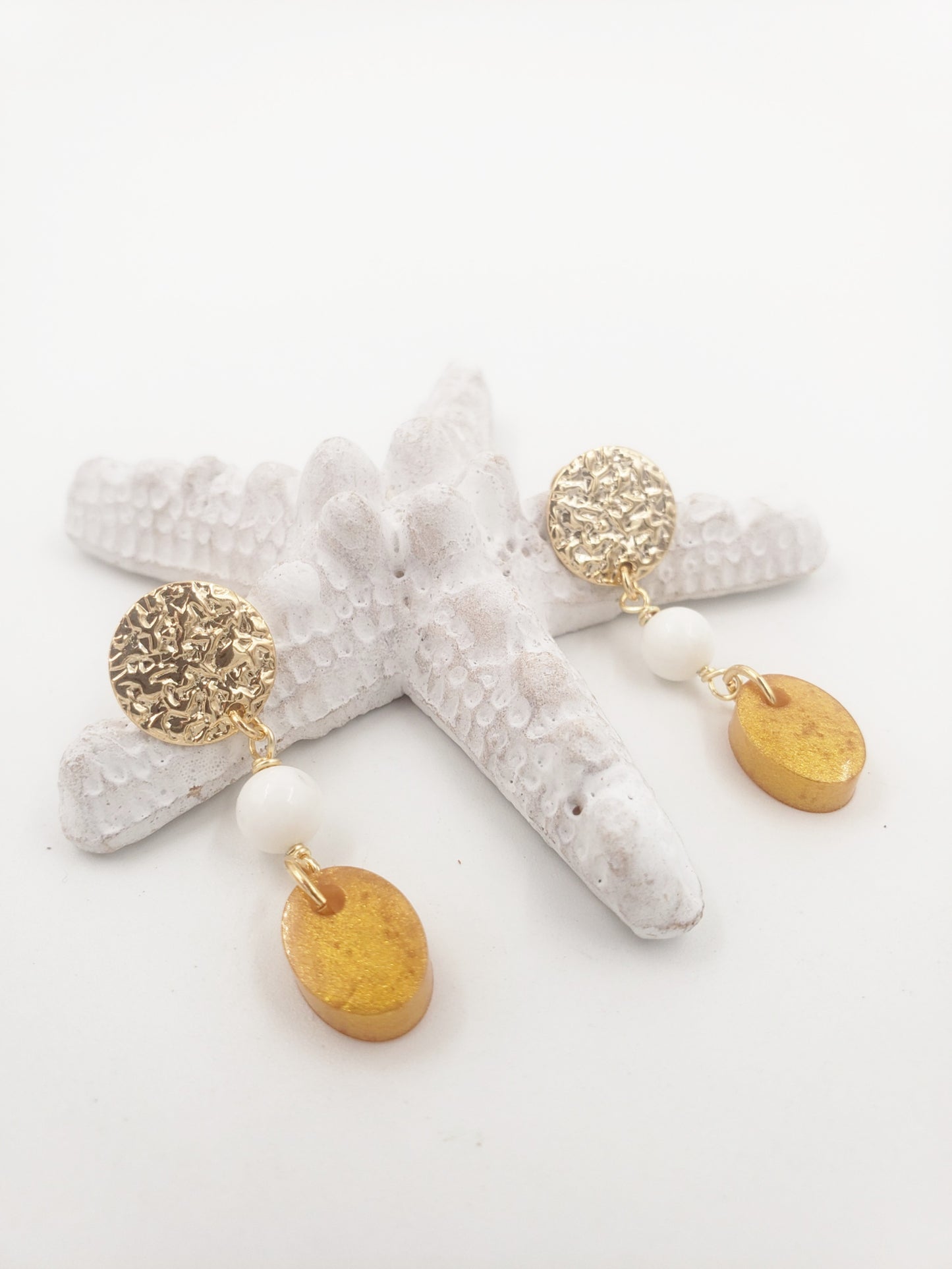 Aretes mini resina dorada con coral blanco